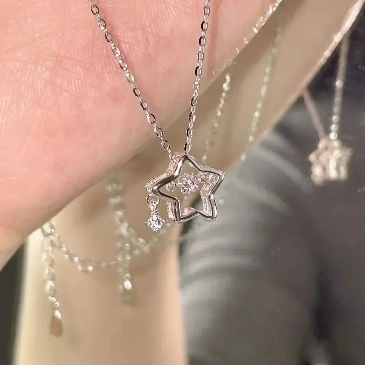 Elegantna ogrlica sa priveskom talasastog metalnog cveta | Model 2
