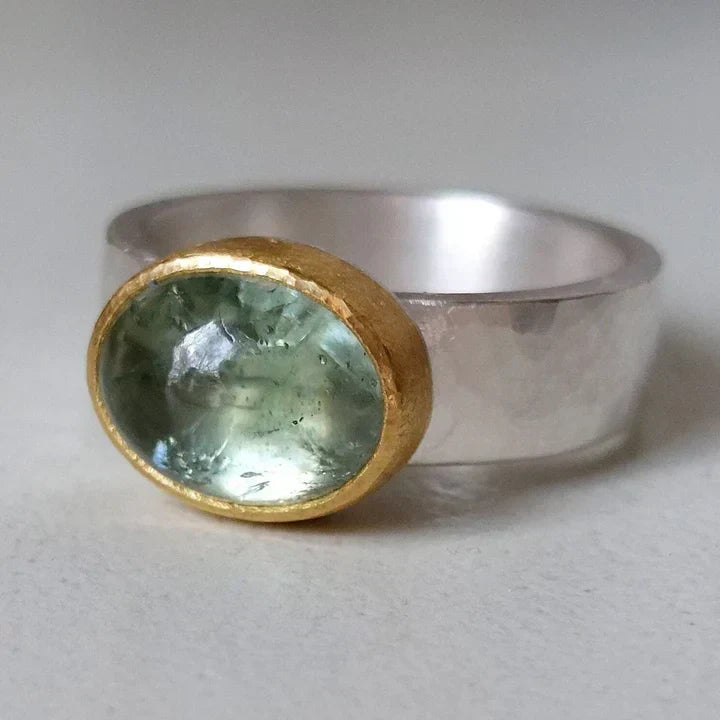 Nežan smaragdni prsten – vintage elegancija
